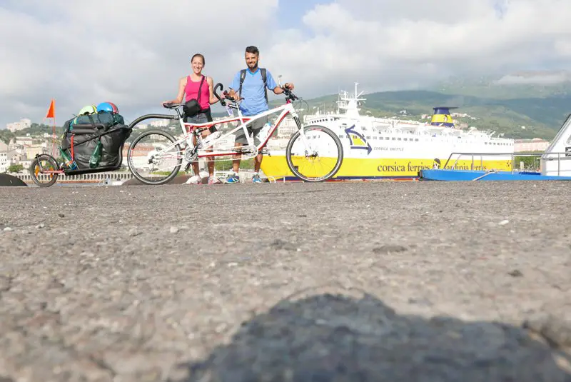 Couple arrivé en corse corse en vélo avec un tandem corse en vélo