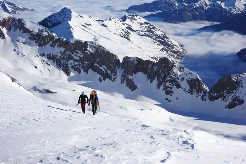 Ascension de la face nord du Mont Perdu au-dessus de la mer de nuages