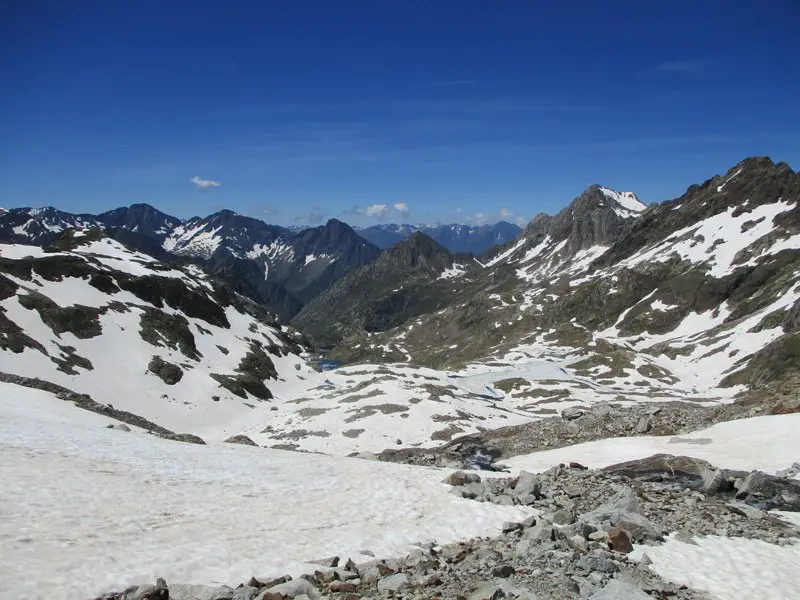 Au loin, le lac des Isclots fait son apparition