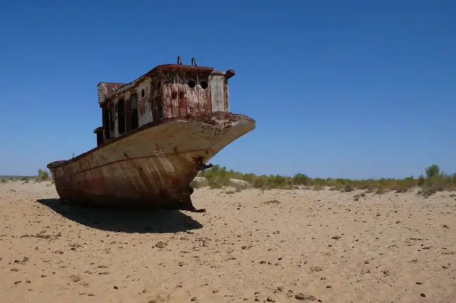 Bateau échoué à Moynak