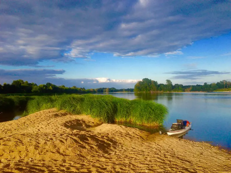 Bivouac sur une ile au bord du Fleuve