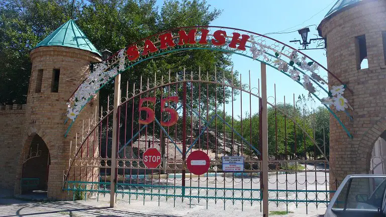 Camp de Sarmish et ses accueillantes grilles, sur la route des grottes