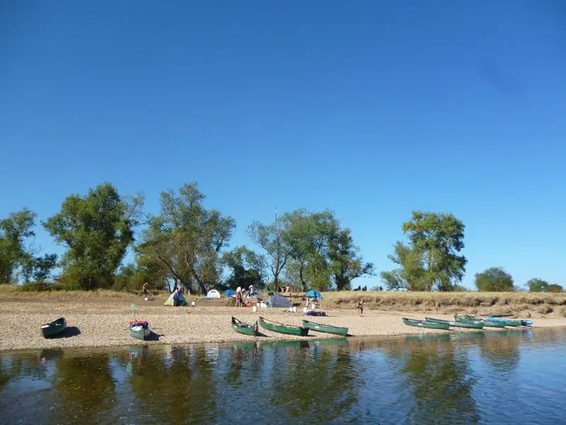 Campement en pleine nature lors de la descente de la loire en canoe