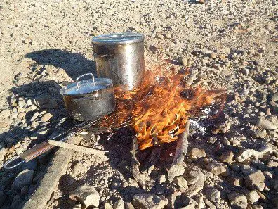 Feu de bois pendant le bivouac