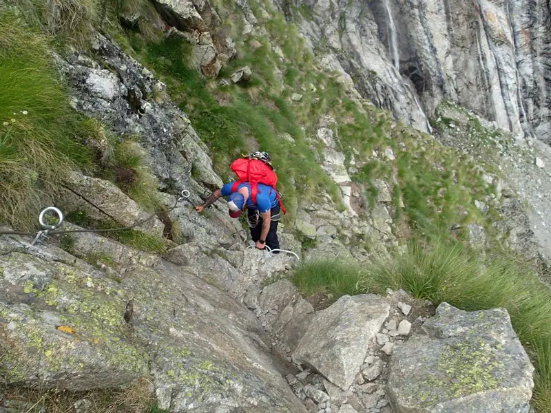 Dans la Via ferrata dans les Alpes