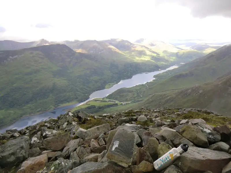 Depuis le sommet, vue vers l’Est et le Loch Leven qui s’étire vers le village de… Kinlochleven et Kinlochmore Depuis le sommet, vue vers l’Est et le Loch Leven qui s’étire vers le village de… Kinlochleven et Kinlochmore