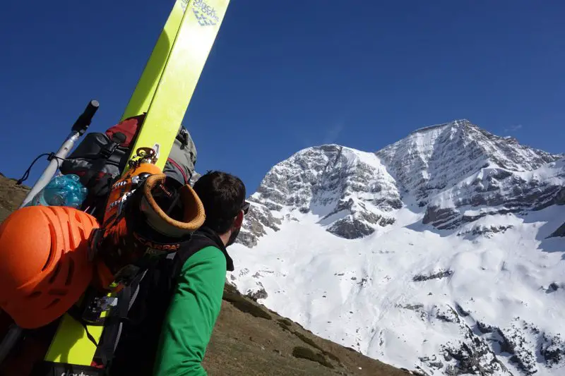 ski et matériel sur le dos Dernier regard sur le couloir swan