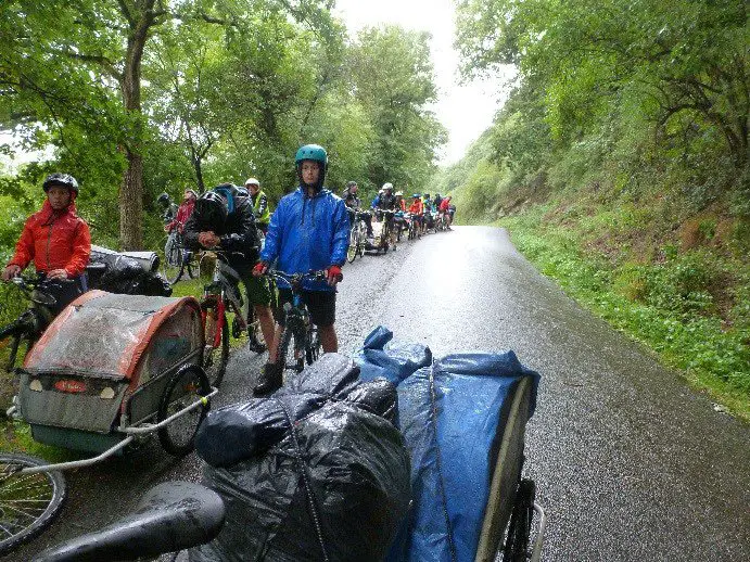 En chemin vers Chardeneux sous la pluie