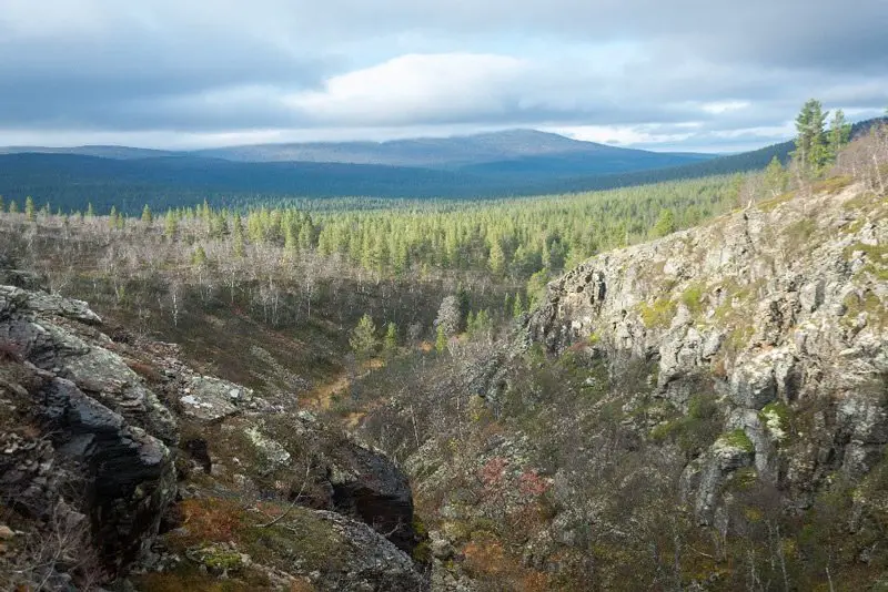 En haut des chutes Akanharkakuru