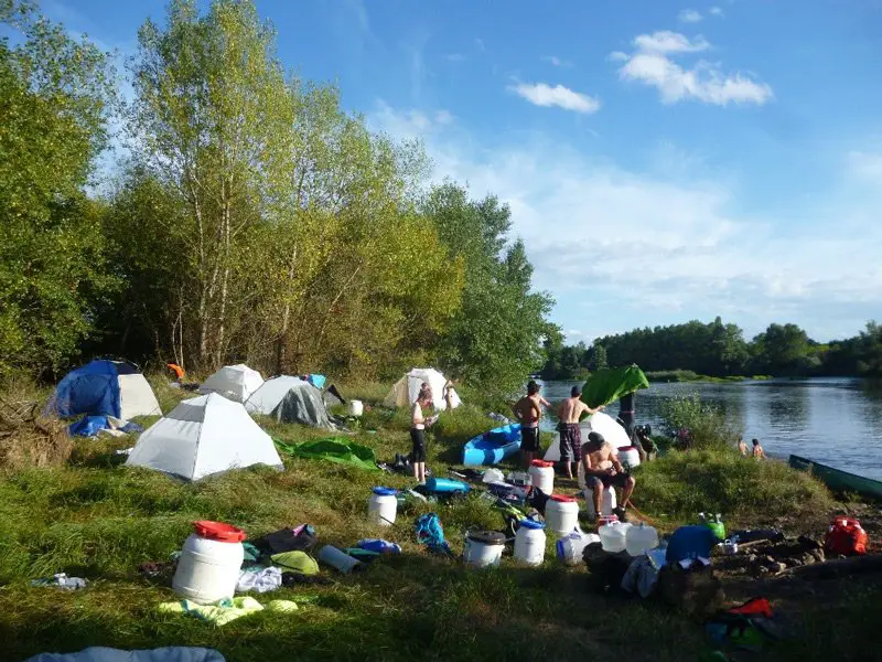 En pleine installation des tentes durant la descente de la Loire en canoe... C’est encore un peu le bazarre !