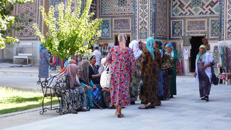 Groupe de touristes, intérieur du Registan