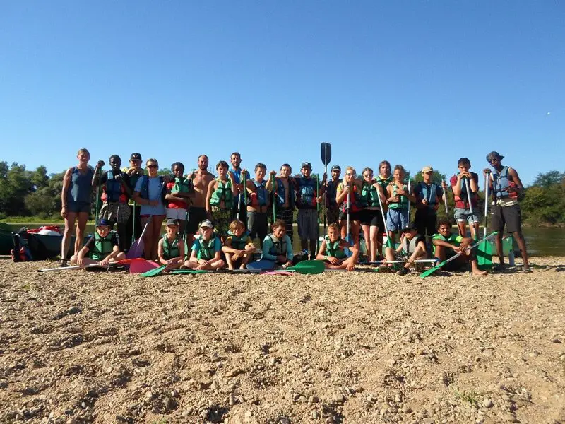 Groupe avec le matériel pour la Descente de la Loire en canoe Groupe avec le matériel pour la Descente de la Loire en canoe