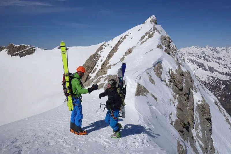 Heureux à la sortie du couloir swan 