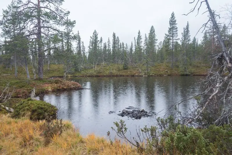 Joli lac sous une pluie fine