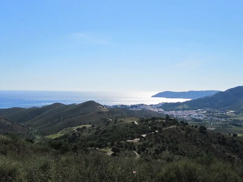 Vue sur la mer, au détour du chemin, en direction de llança