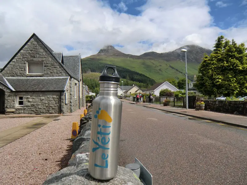 Le Pap of Glencoe depuis la rue principale de Glencoe en Ecosse. Gourde Le Yeti