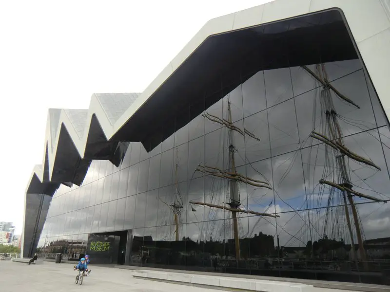Le Riverside Museum à Glasgow en Ecosse. Même architecte que Pierre Vives à Montpellier: Zaha Haddid, architecte anglo-irakienne décédée en mars 2016.