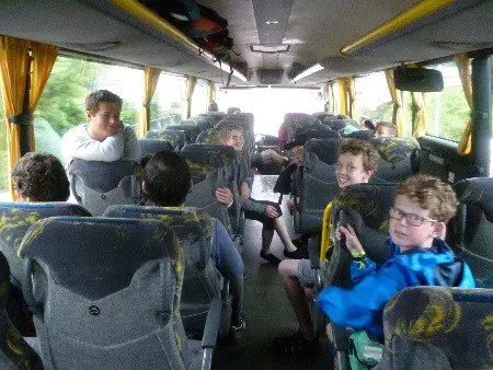 Le groupe dans le bus