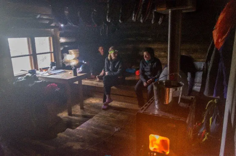 Le refuge et son poêle à bois, idéal pour une nuit au sec