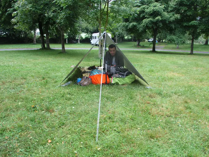 Le tarp, une toile qui permet de camper en toute convivialité !