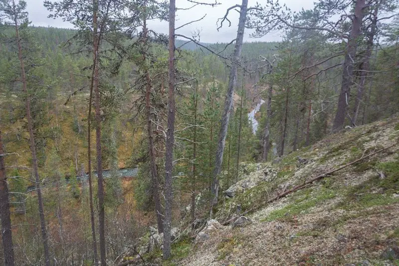 Les berges s’élèvent autour de la rivière Siulanjoki