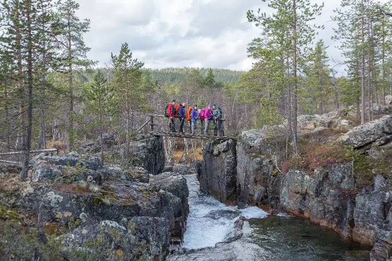 Les rivières s’encaissent durant la randonnée en Laponie finlandaise Les rivières s’encaissent durant la randonnée en Laponie finlandaise