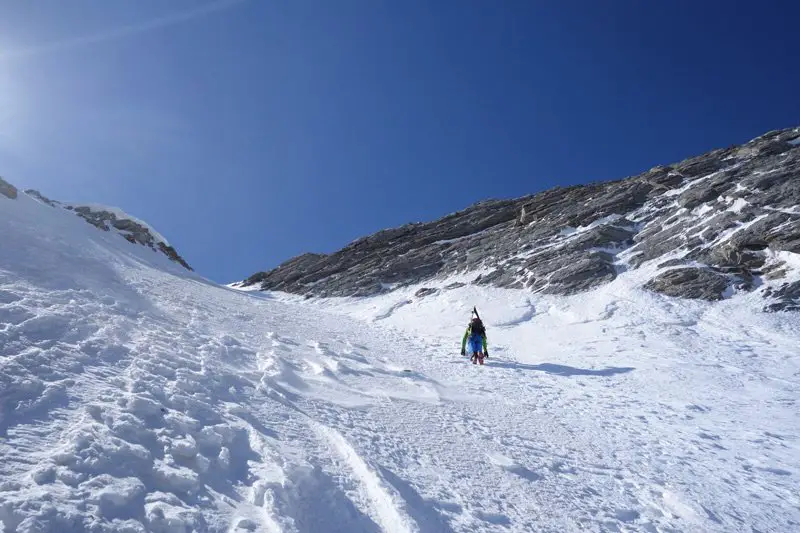L’ascension ski et alpinisme se termine L’ascension ski et alpinisme se termine