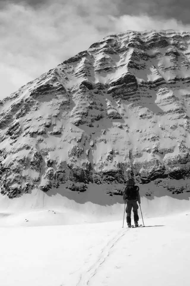 Montée en ski de randonnée sous le Taillon