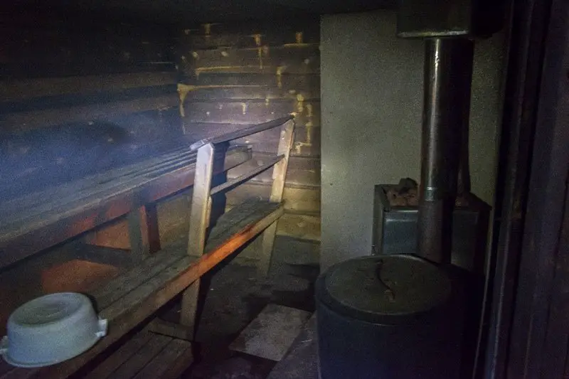 Même en pleine nature, le sauna traditionnel est présent dans le refuge