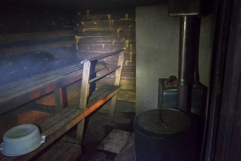 Même en pleine nature, le sauna traditionnel est présent dans le refuge Même en pleine nature, le sauna traditionnel est présent dans le refuge