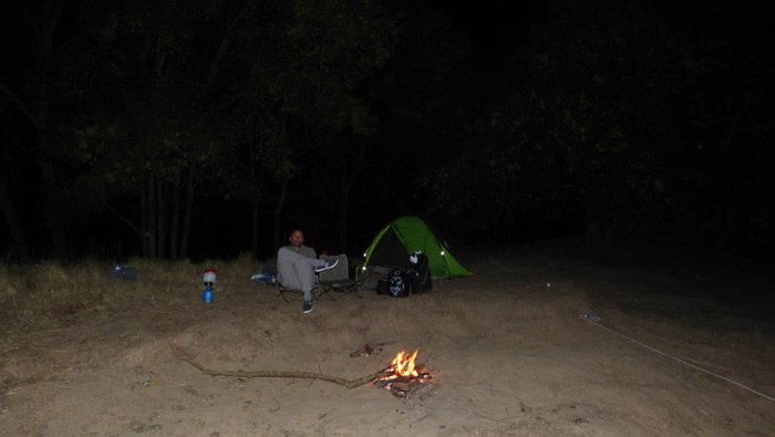 Nous restons tard devant le feu à écouter les bruits de la forêt dans la nuit…