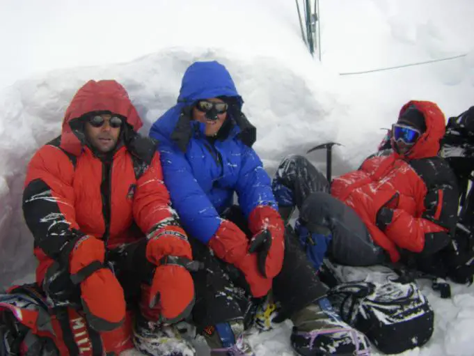 On se protège du vent dans un trou sur l’arête