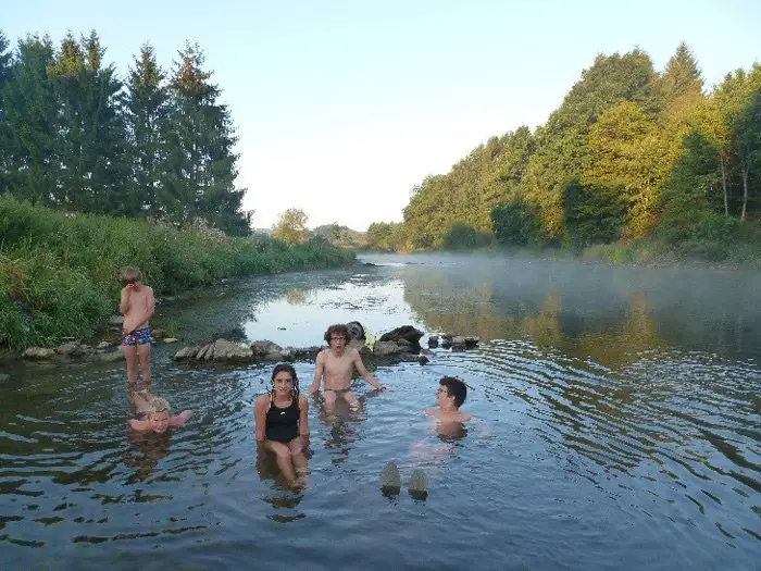 Petit bain matinal dans la rivière Petit bain matinal dans la rivière