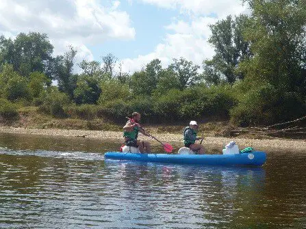 Pêle-mêle en canoë en groupe durant la descente de la Loire en canoe