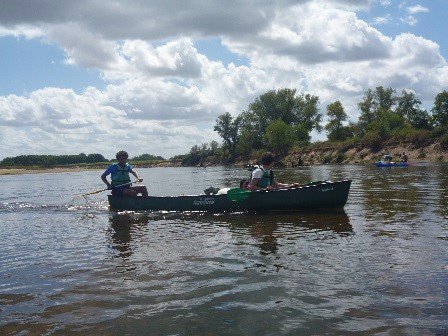Pêle-mêle en canoë en groupe durant la descente de la Loire Pêle-mêle en canoë en groupe