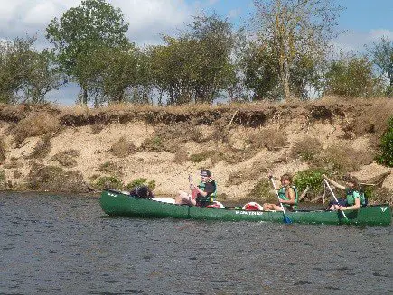 Pêle-mêle en canoë en groupe durant la descente de la Loire Pêle-mêle en canoë en groupe durant la descente de la Loire