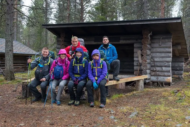 Photo de groupe avant le départ de la randonnée devant Orponen Laavu