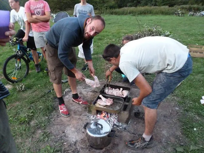 Préparation du premier repas sur le campement