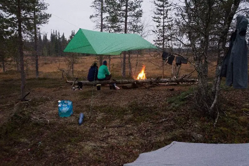 Premier bivouac sauvage, les filles veillent sous le tarp