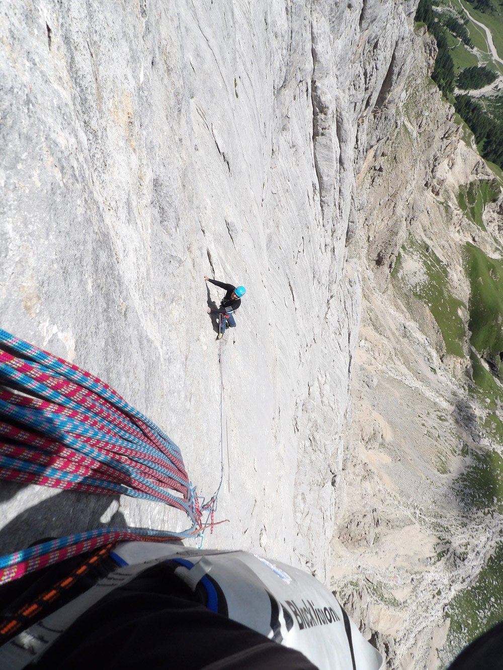 A travers le Poisson voie escalade Marmolada Dolomites Ambassadeur Trangoworld