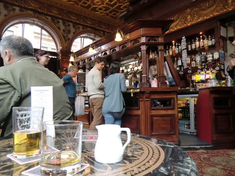 Pause whiskey et bière au Pub The Guildford Arms à Edinburgh en Ecosse Pause whiskey et bière au Pub The Guildford Arms à Edinburgh en Ecosse