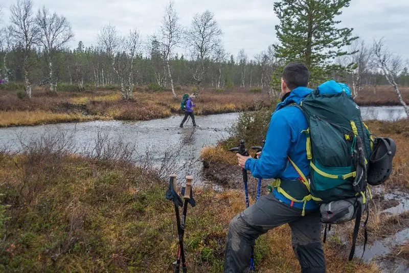 Sissou traverse une rivière sous le regard de Fred