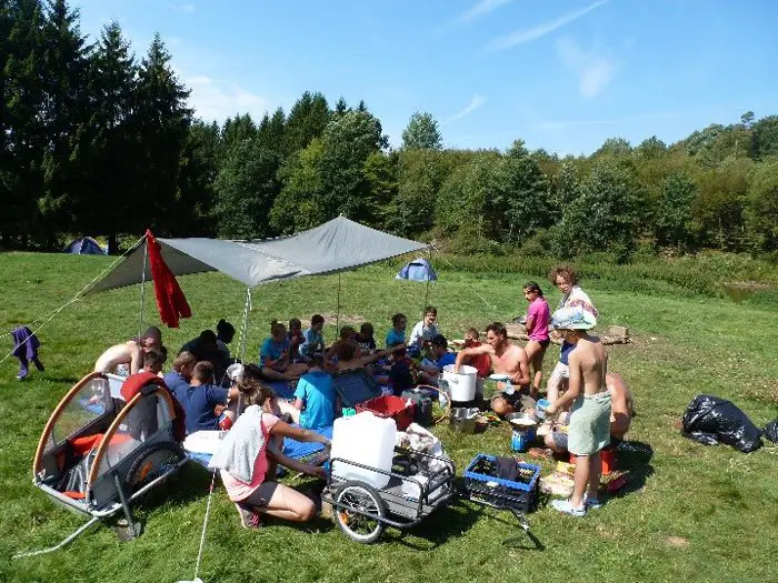 Tous réunis autour de la tente intendance pour un bon repas