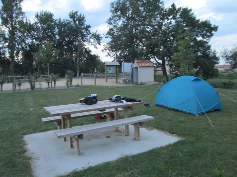 Un cabane de toilettes, une table : parfait