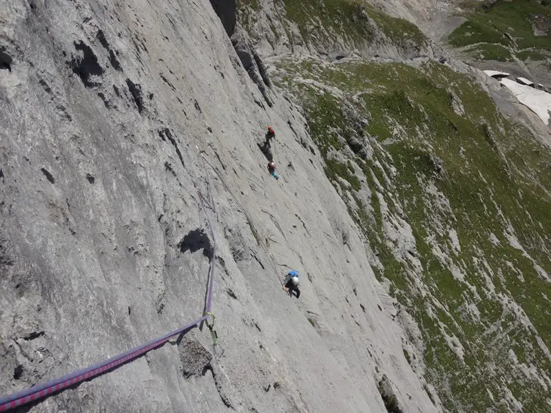 Une longueur de grimpe tout en zigzag