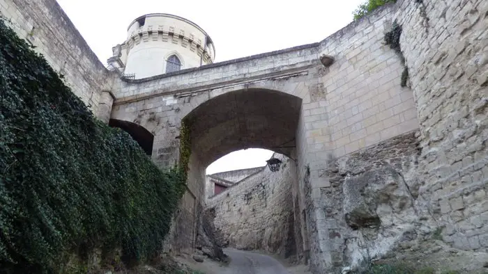 Dans les ruelles de Candes-St-Martin…