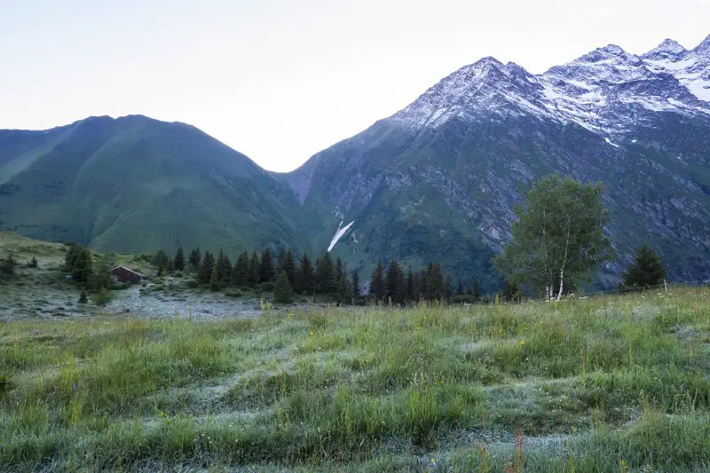 il fait froid, le givre est bien présent dans les contamines dans les Alpes