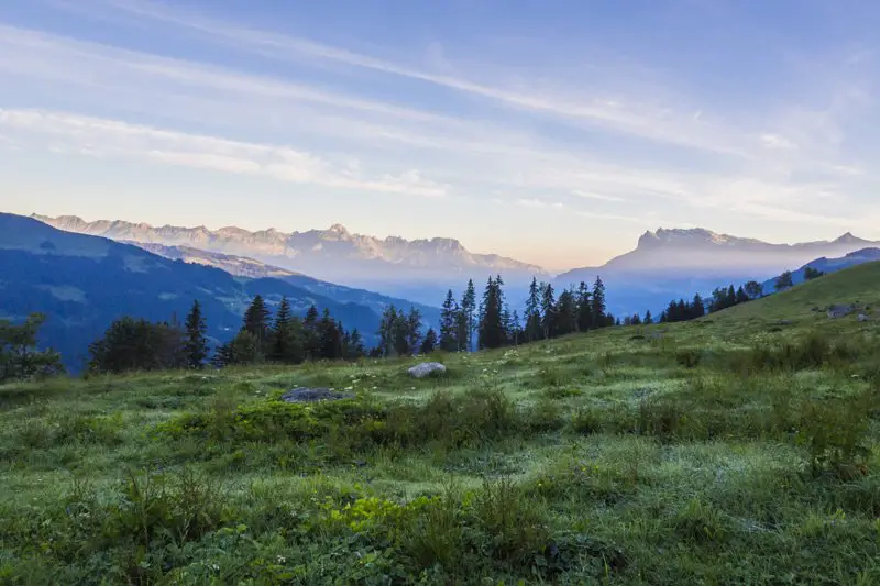 la vue sublime sur la vallée et les chaînes de montagne