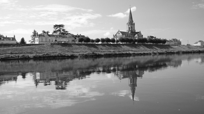 Le charmant village de Bréhémont, rive gauche