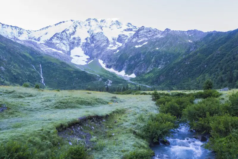 le petit torrent sous le glacier dans les contamines